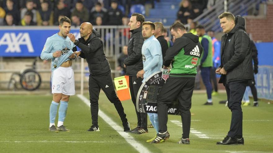 Cardoso da instrucciones a Hugo Mallo en Mendizorroza. // LOF