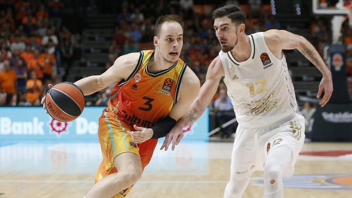 Prepelic bota ante la presión de De Colo durante el partido Valencia Basket-Asvel