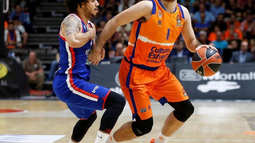 Quino Colom intenta superar a Shane Larkin para penetrar a canasta, en el encuentro de anoche en La Fonteta.