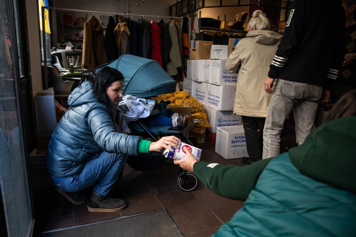 La Asociacion de ucranianos Djerelo que ayudan a los refugiados que están en Barcelona con alimentos, ropa, productos primera necesidad y lo hacen en vía Laietana 33 en el centro