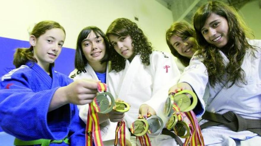 Las medallistas del Avilés, ayer, en el tatami del Complejo Deportivo.