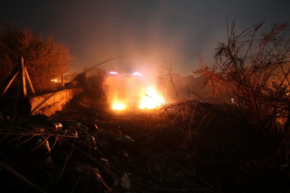 Los bomberos detectan tres focos diferentes en la misma zona y a la misma hora