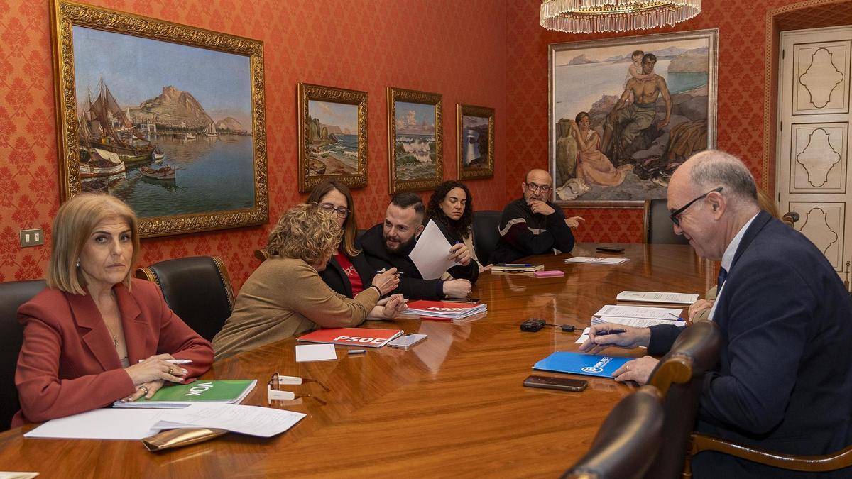 Primeras comparecencias en la comisión de Les Naus: del tripartito a técnicos municipales en Alicante