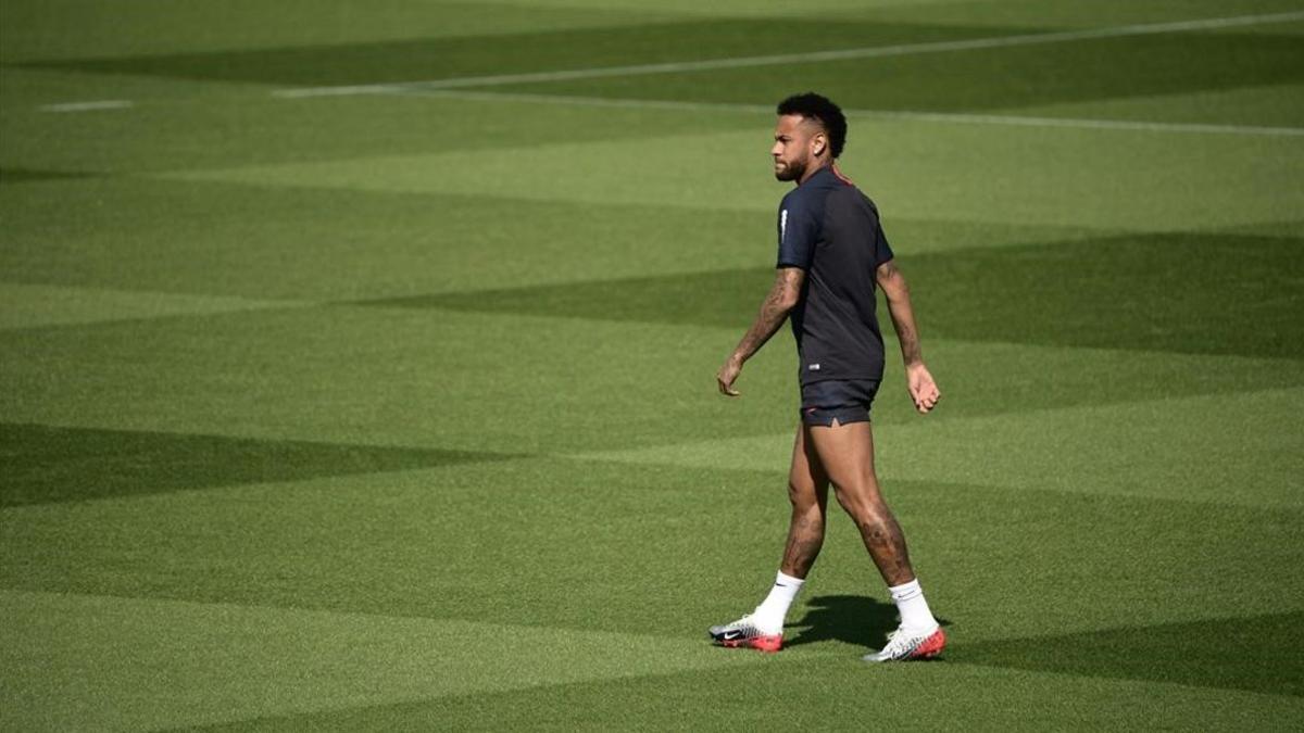 zentauroepp49612765 topshot   psg s brazilian forward neymar attends a training 190906192147