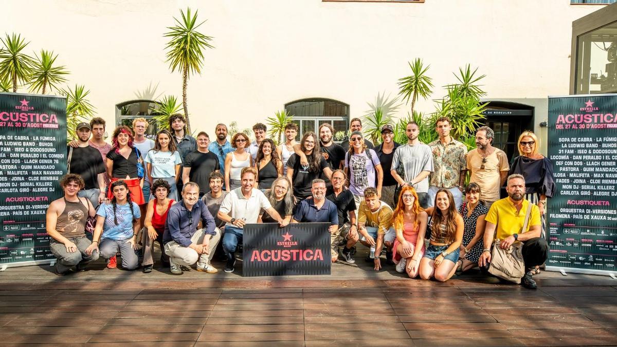Foto de família de la presentació del festival a l'antiga fàbrica de Damm a Barcelona