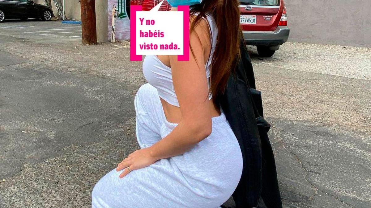 Rosalía posa para Instagram en plena calle (y con mascarilla en la barbilla)