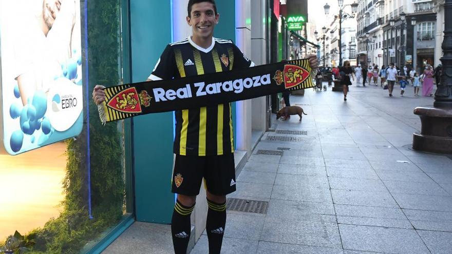 Gámez, en la calle Alfonso con la nueva segunda equipación del Real Zaragoza.