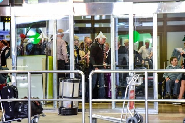 Llegada y salida de turistas en el aeropuerto