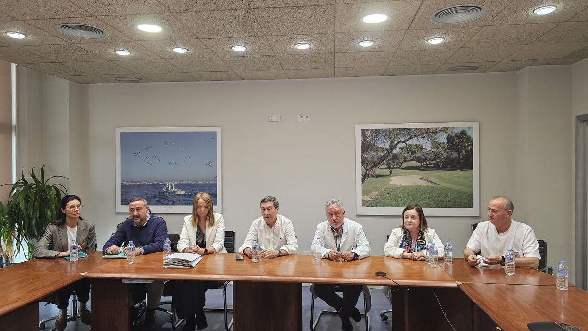 El conseller, Marciano Gómez, en el centro, con directivos del Hospital de Torrevieja.