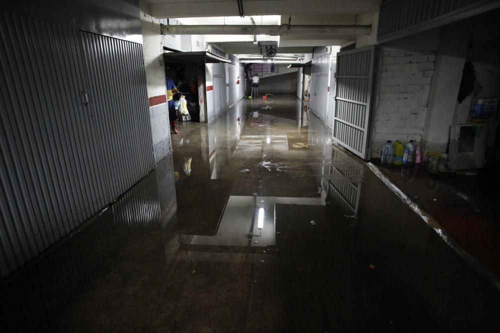 Trabajos de limpieza en la calle Llano Ponte de Avilés tras las inundaciones