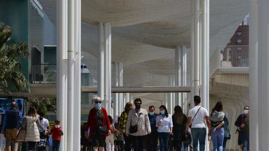 Los casos diarios de Covid-19 en Málaga se reducen casi a la mitad