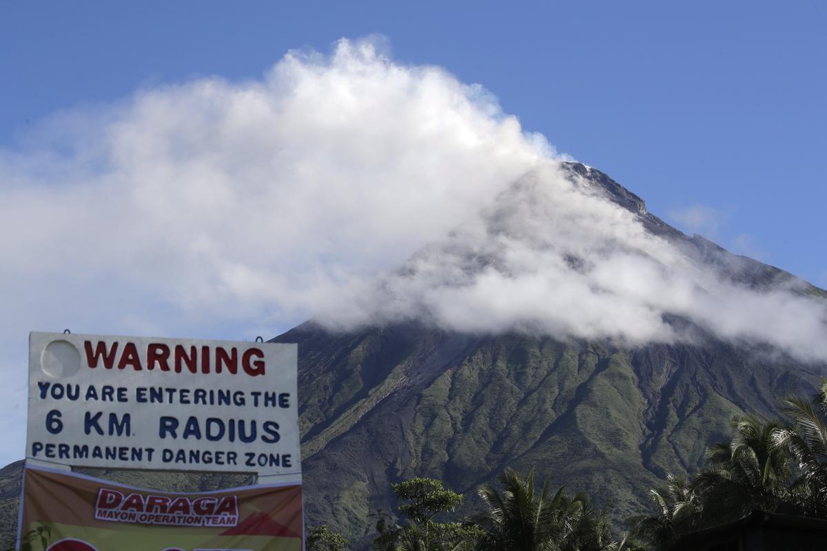 El volcán Mayón sigue activo en Filipinas