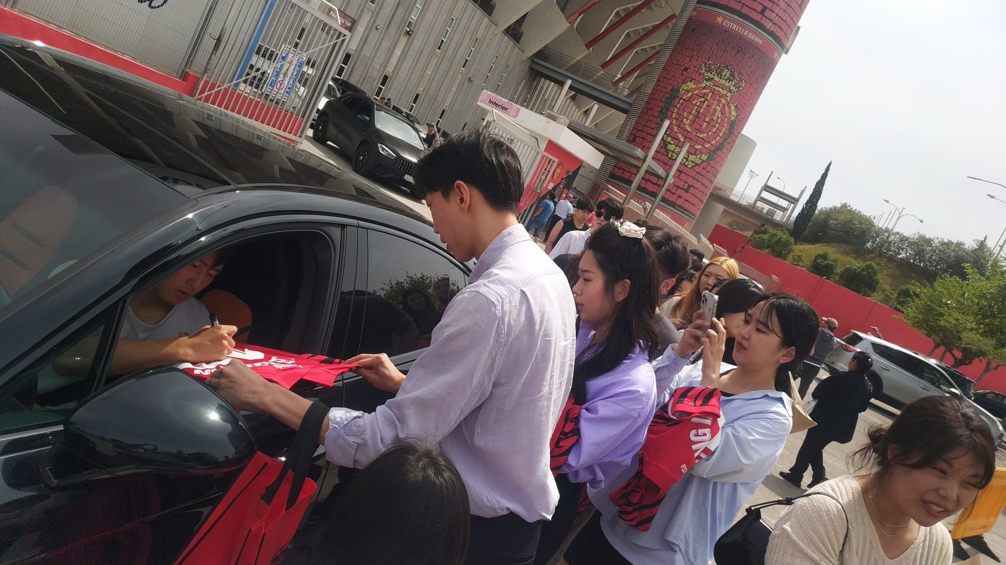 Marea de aficionados surcoreanos en Son Moix para ver a Kang In Lee