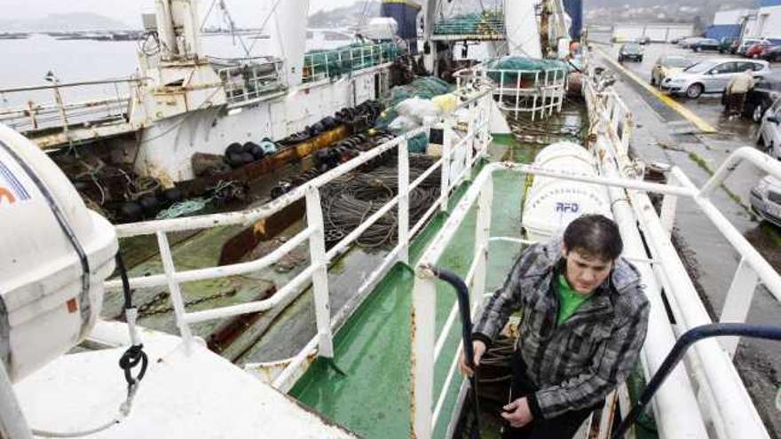 Un arrastrero congelador se prepara para zarpar hacia NAFO desde la ría de Vigo.  // Marta G. Brea