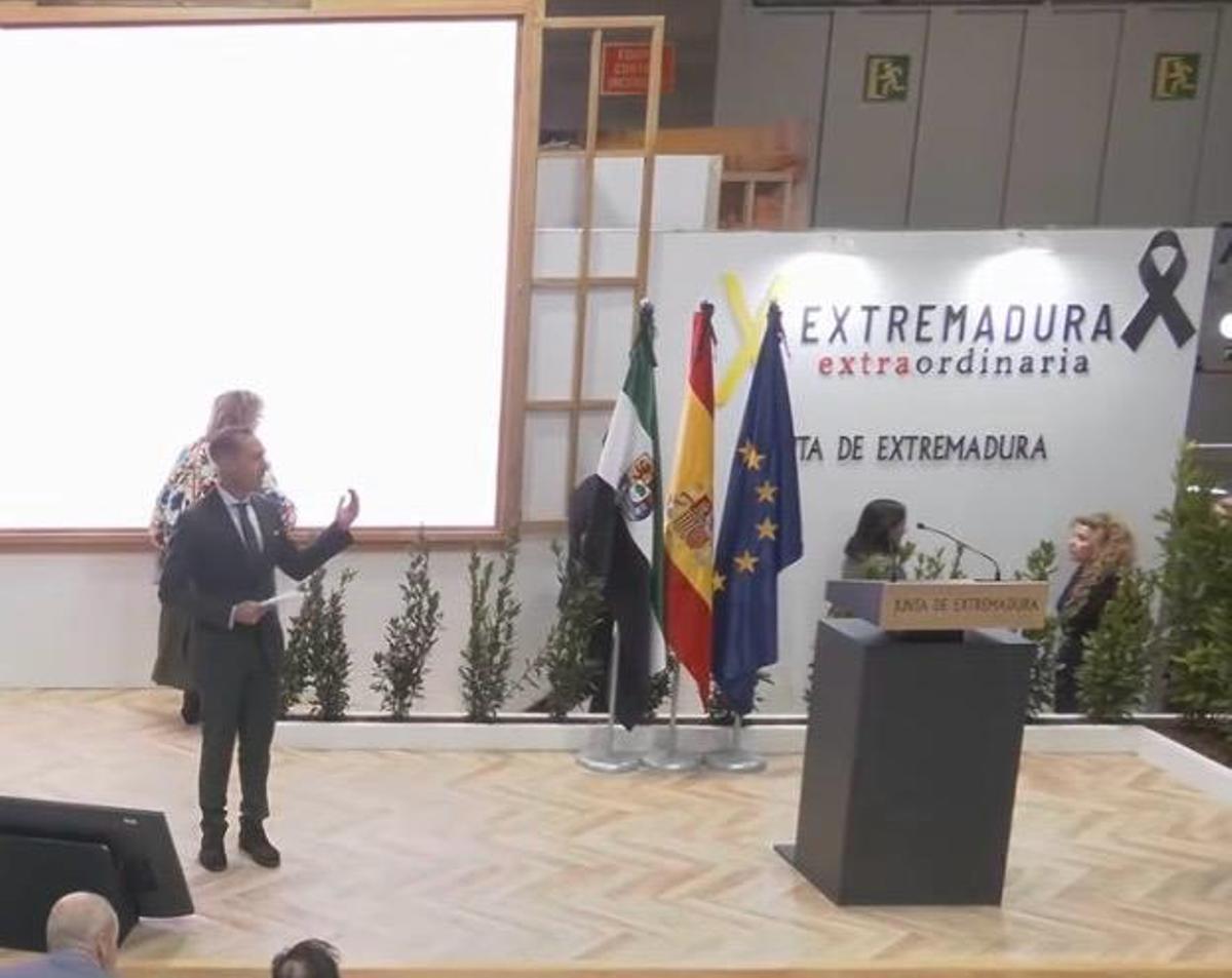 La alcaldesa de Trujillo, Inés Rubio, junto a la concejala de Turismo, al fondo de la imagen a la derecha, tras la presentación