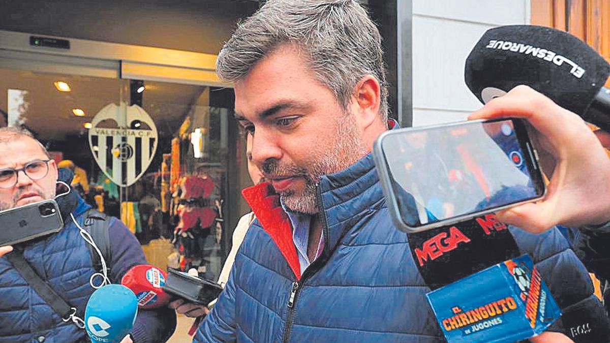 El representante del futbolista Gabriel Paulista acude a las oficinas del Valencia CF