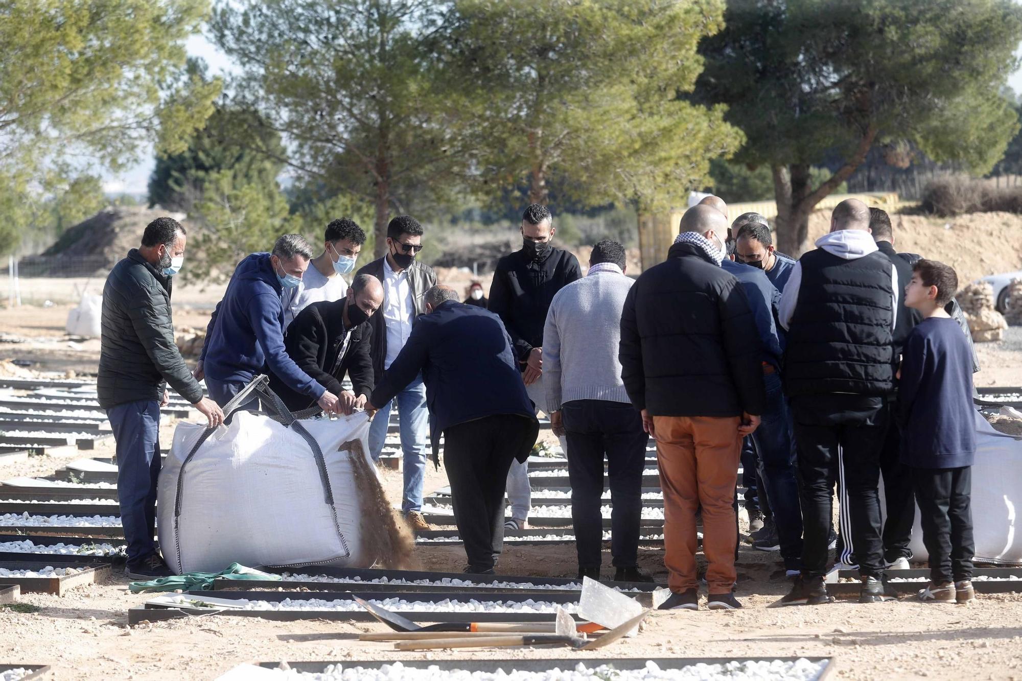 Entierro de Wafaa Sebbah en el cementerio Jardín Muslmán de València