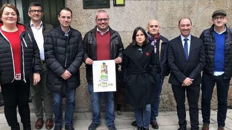 El jurado con el cartel ganador. // FdV