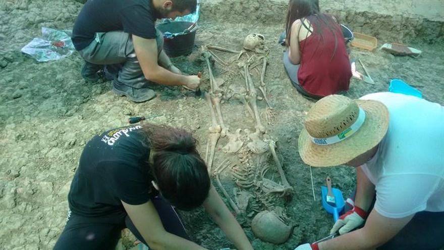 Recuperan los restos de cuatro personas de una fosa de la guerra en Villanueva de la Serena