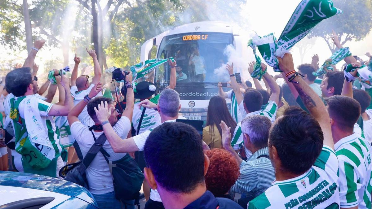Los aficionados del Córdoba CF reciben al equipo en su llegada al Johan Cruyff.