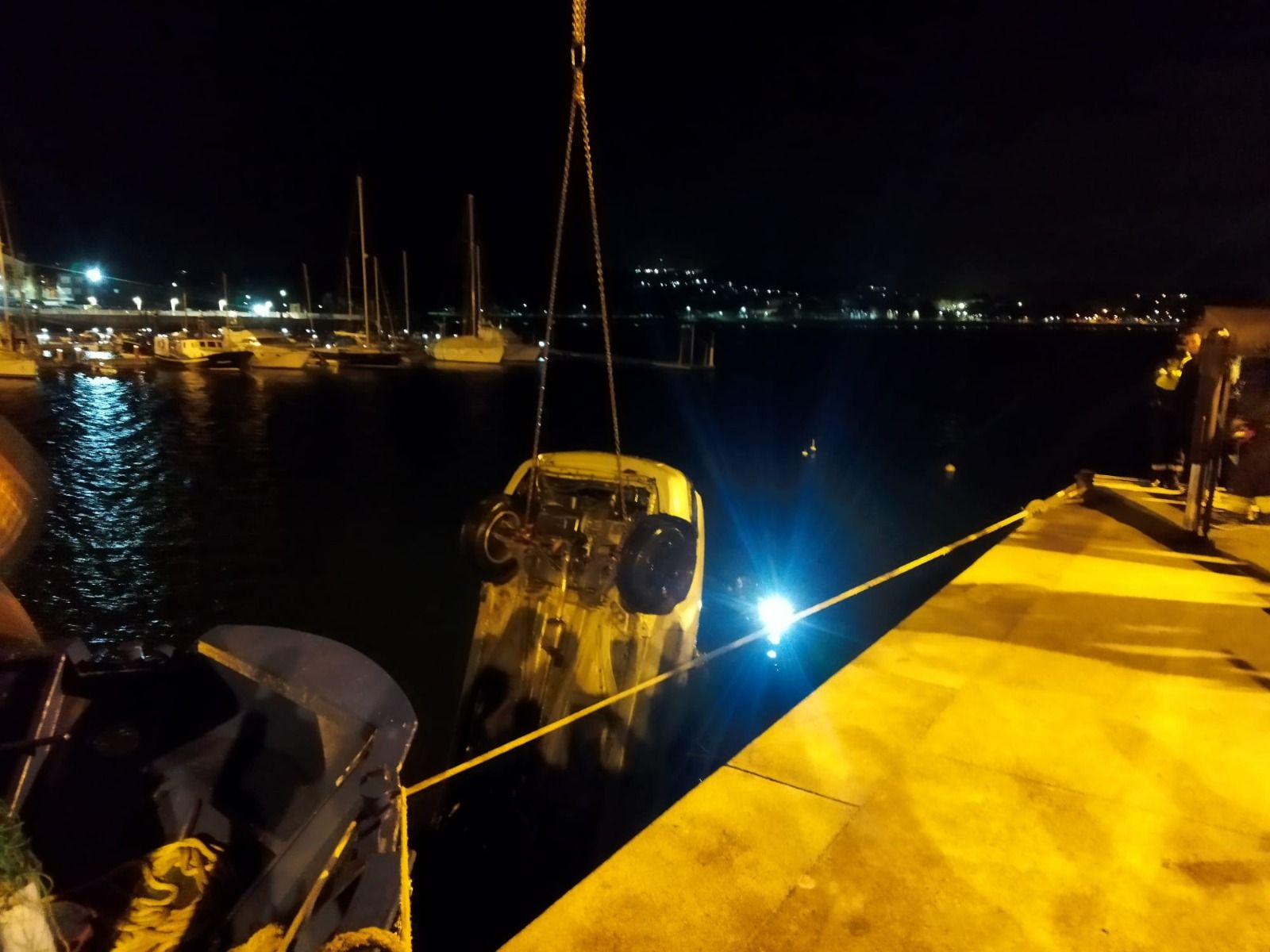 Un varón pierde la vida al precipitarse al mar con su coche en el puerto de Escarabote