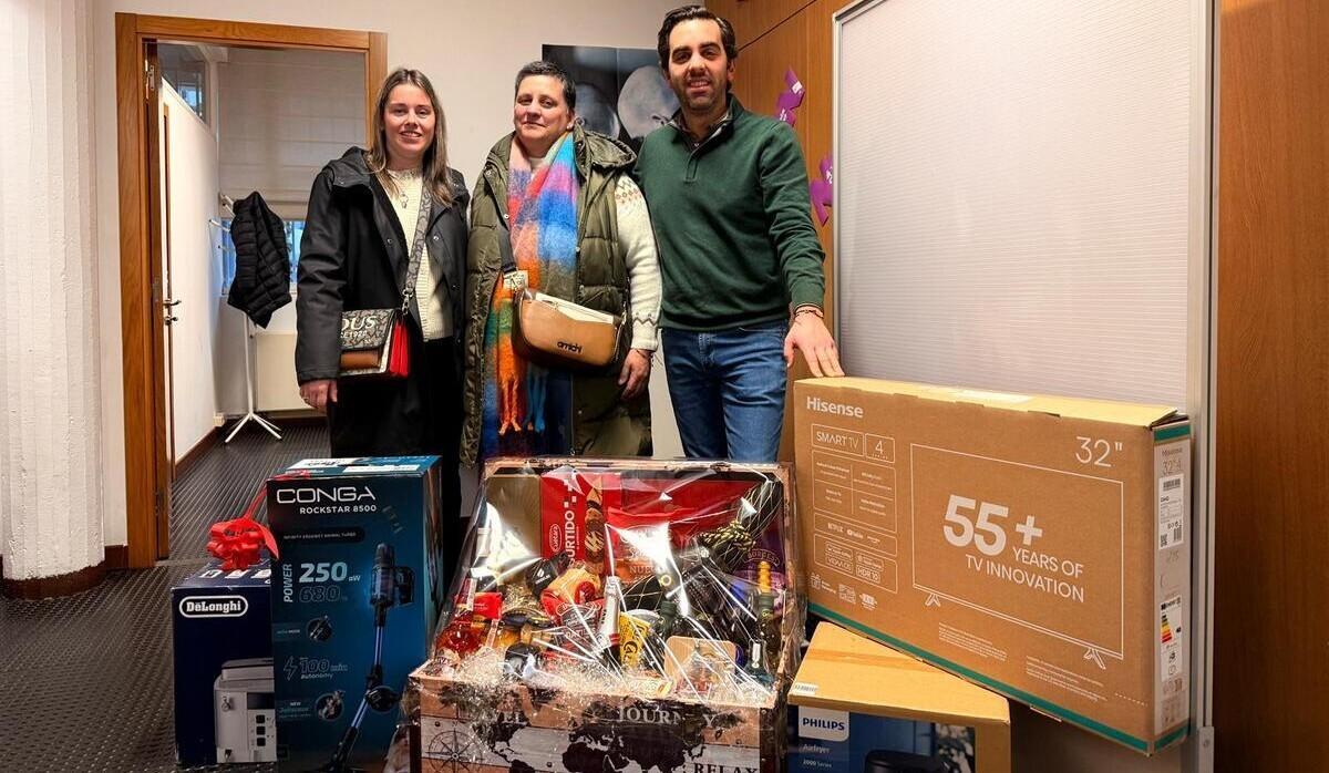 El regidor Álex Doval con la cesta navideña y participantes en la iniciativa