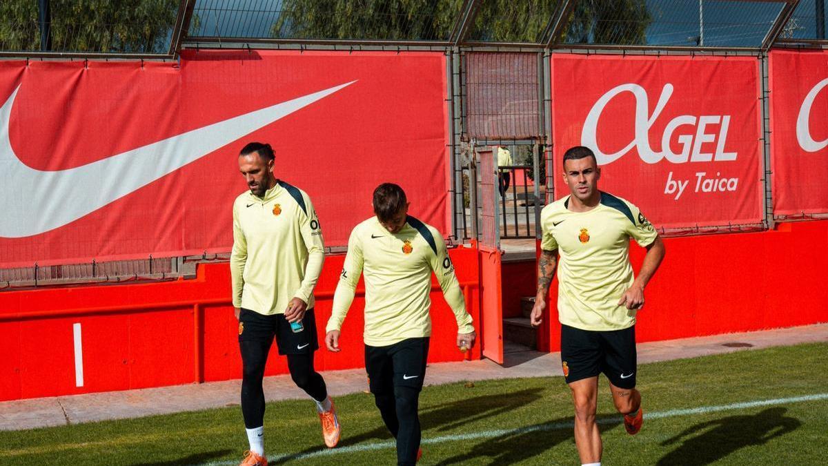 Dani Rodríguez, junto a Muriqi y Maffeo, en uno de sus últimos entrenamientos con el Mallorca.