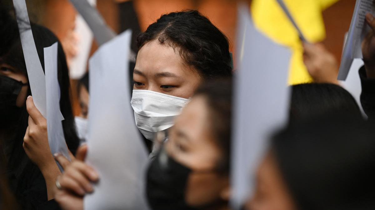 Activistas del Congreso de Juventud Tibetano portan carteles blancos para solidarizarse con las protestas en China.