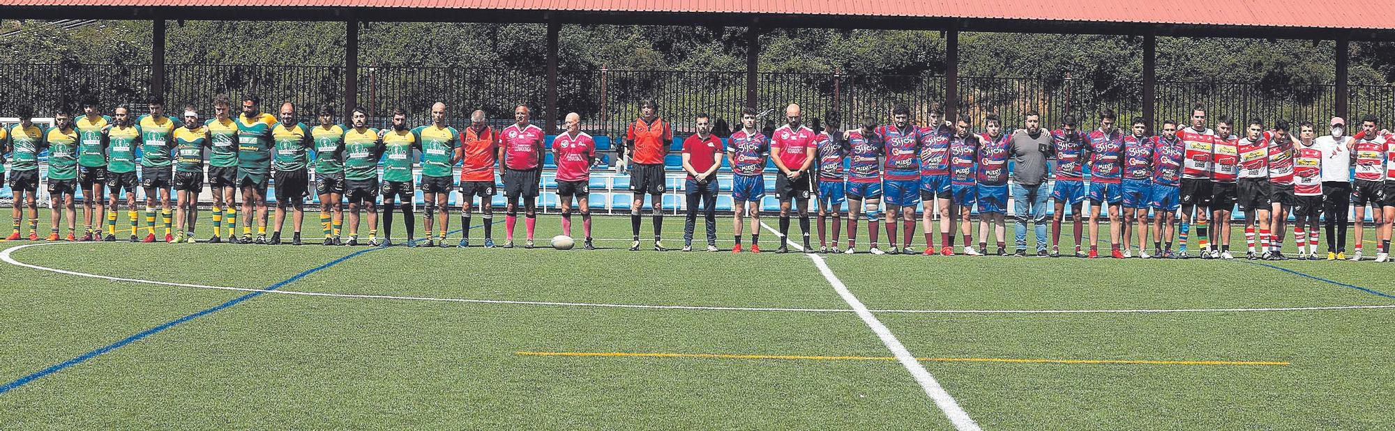 Minuto de silencio por el niño gijonés durante el torneo de rugby que se celebró ayer en La Toba, en Avilés. | Mara Villamuza