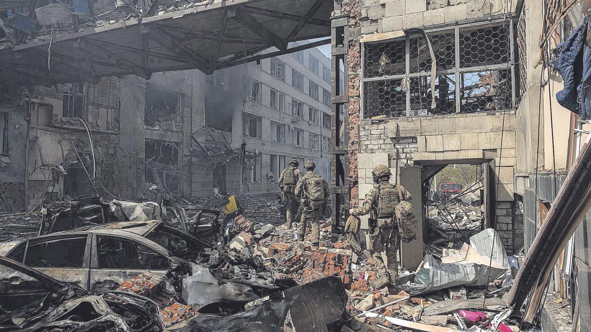 Imagen de la devastación causada por los borbadeos rusos en la ciudad ucraniana de Járkov