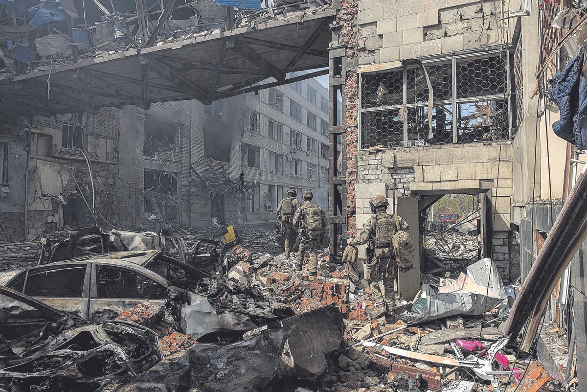 Imagen de la devastación causada por los borbadeos rusos en la ciudad ucraniana de Járkov