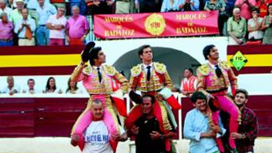 Los tres toreros por la puerta grande