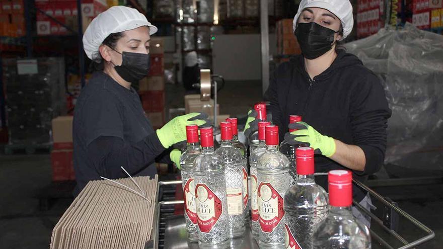 Elaboración. Cadena de envasado del anís Dama Mayor, en Bodegas Cruz Conde.