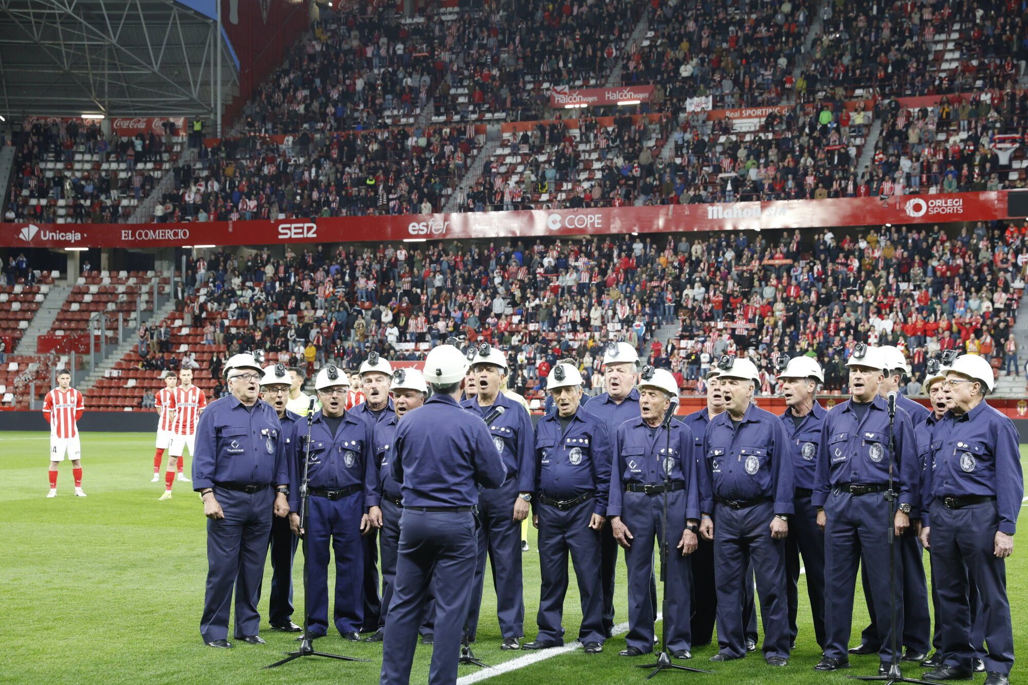 EN IMÁGENES: El Sporting - Tenerife disputado en El Molinón