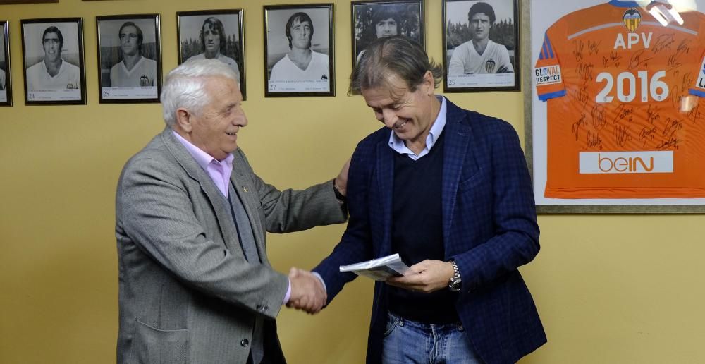 Amedeo Carboni cena con los peñistas en la Agrupación