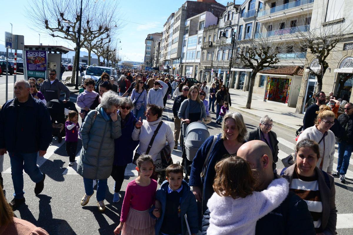 Centenares de personas se manifiestan por el Día de la Mujer Trabajadora en Cangas
