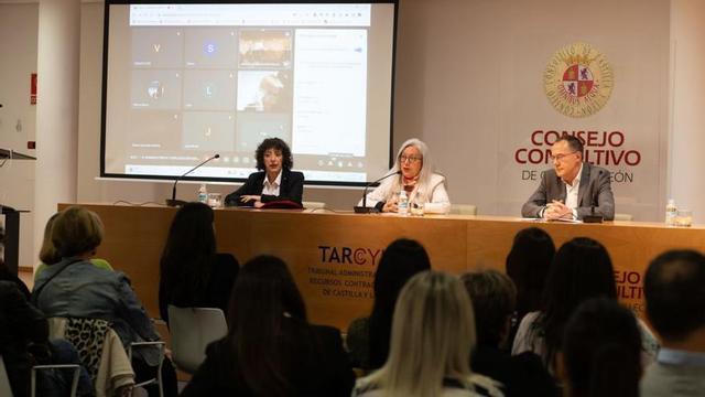 La concejala de IU de Igualdad, Carmen Álvarez; la edil de Seguridad Ciudadana, Concha Rosales; y el subdelegado del Gobierno, Ángel Blanco, inauguran las II Jornadas de Trata y Explotación.