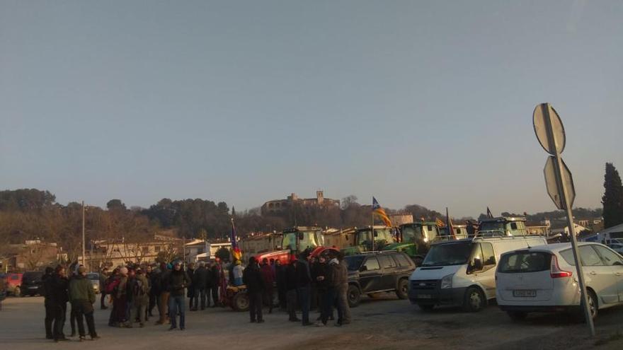 Més de 500 persones i una trentena de tractors tallen l&#039;AP-7 i l&#039;N-II a Medinyà