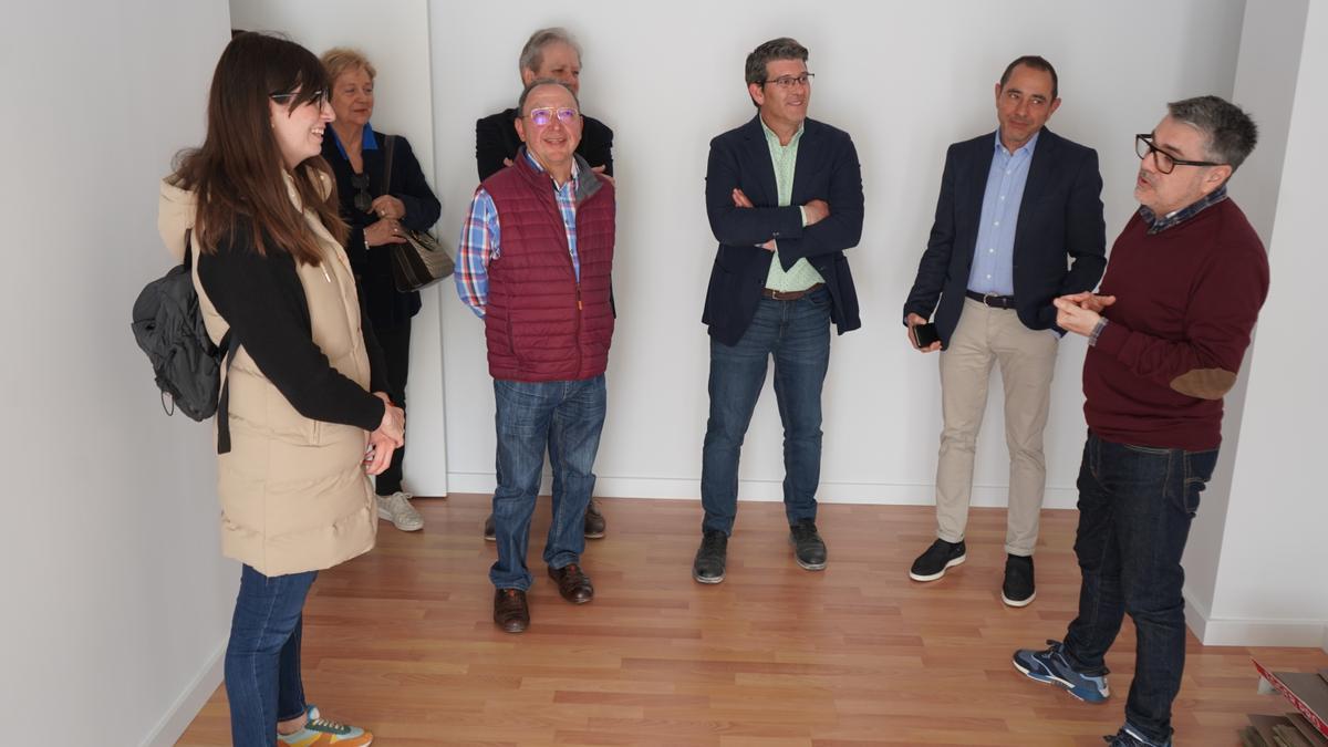 El alcalde de Ontinyent, la regidora Paula Soler, Roberto Sanz, jefe de Obra Social de Caixa Ontinyent; el director del CRIS, el arquitecto de la obra y una delegación de ADIEM