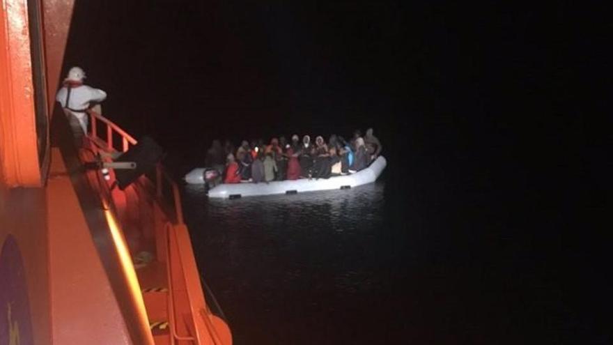 Imagen de archivo de una embarcación rescatada por Salvamento y trasladada al Puerto de Motril