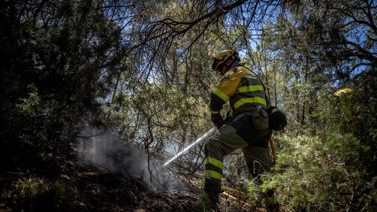 Un miembro del operativo Infoar, estos días, en el incendio de Leciñena.