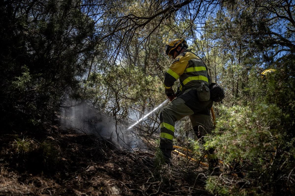 En imágenes | El operativo de INFOAR sigue este jueves con las labores de extinción en el incendio de Leciñena