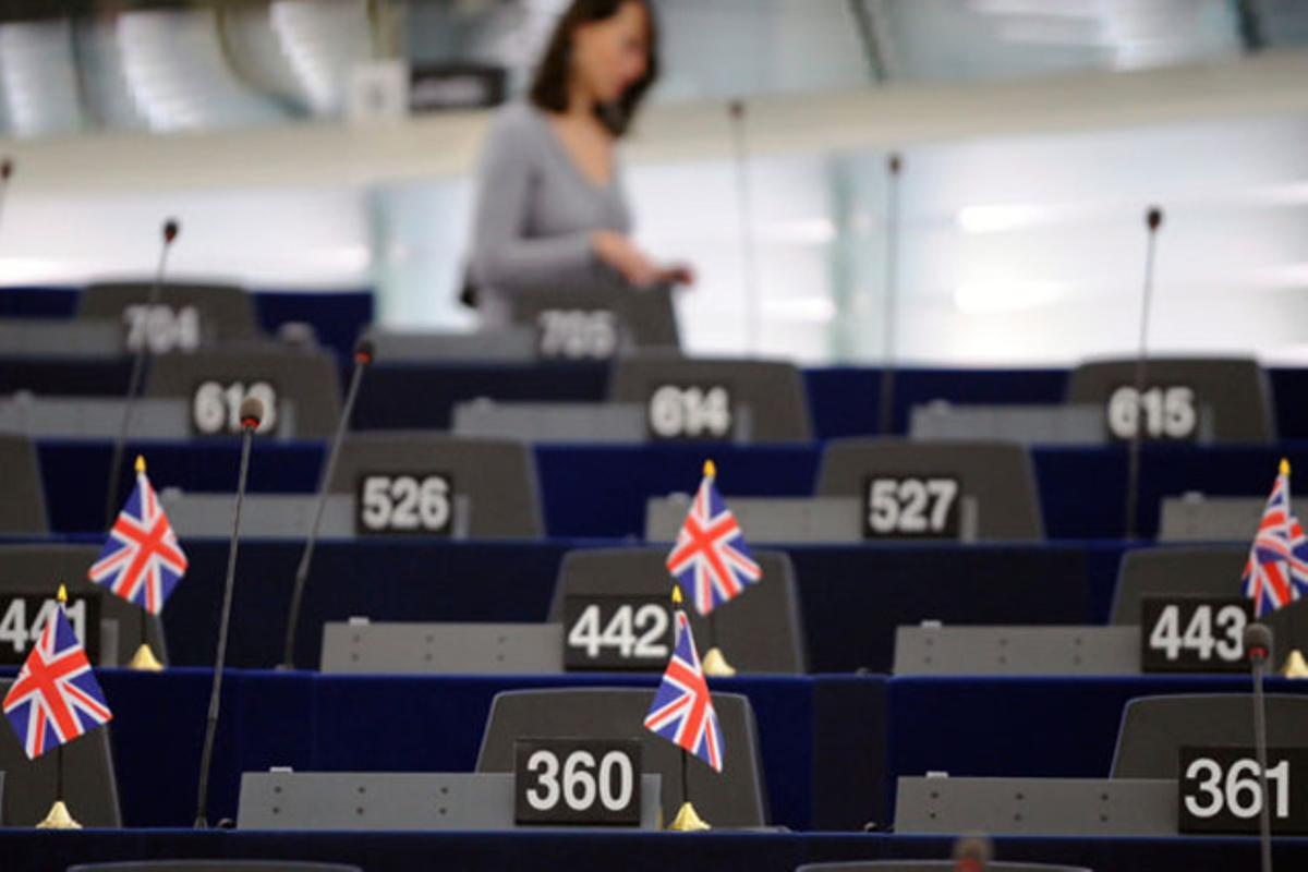 Banderes britàniques al Parlament Europeu abans del debat celebrat aquest dimarts sobre els resultats de la Cimera Europea de la setmana passada, a Estrasburg (França).