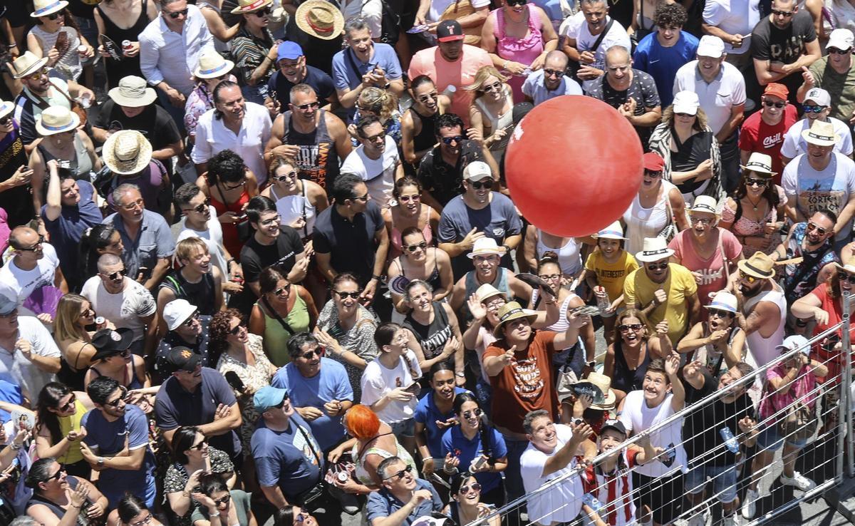 Parte de la multitud que presenció la última mascletà de las Hogueras de Alicante de 2023.
