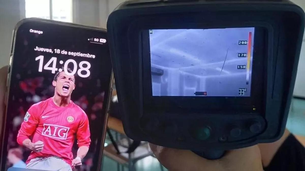 Un termómetro marca cas 35 grados en el IES Berenguer Dalmau de Catarroja.