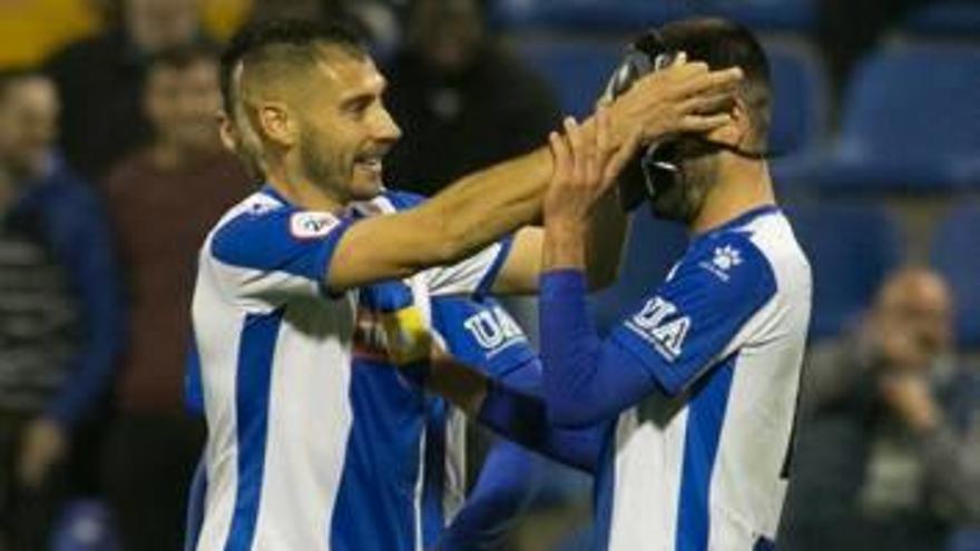 Samuel y Carlos Martínez celebran el 2-1 con una careta. jose navarro