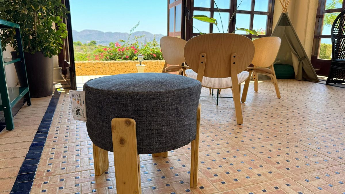 Uno de los taburetes hechos con material reciclado de hoteles.