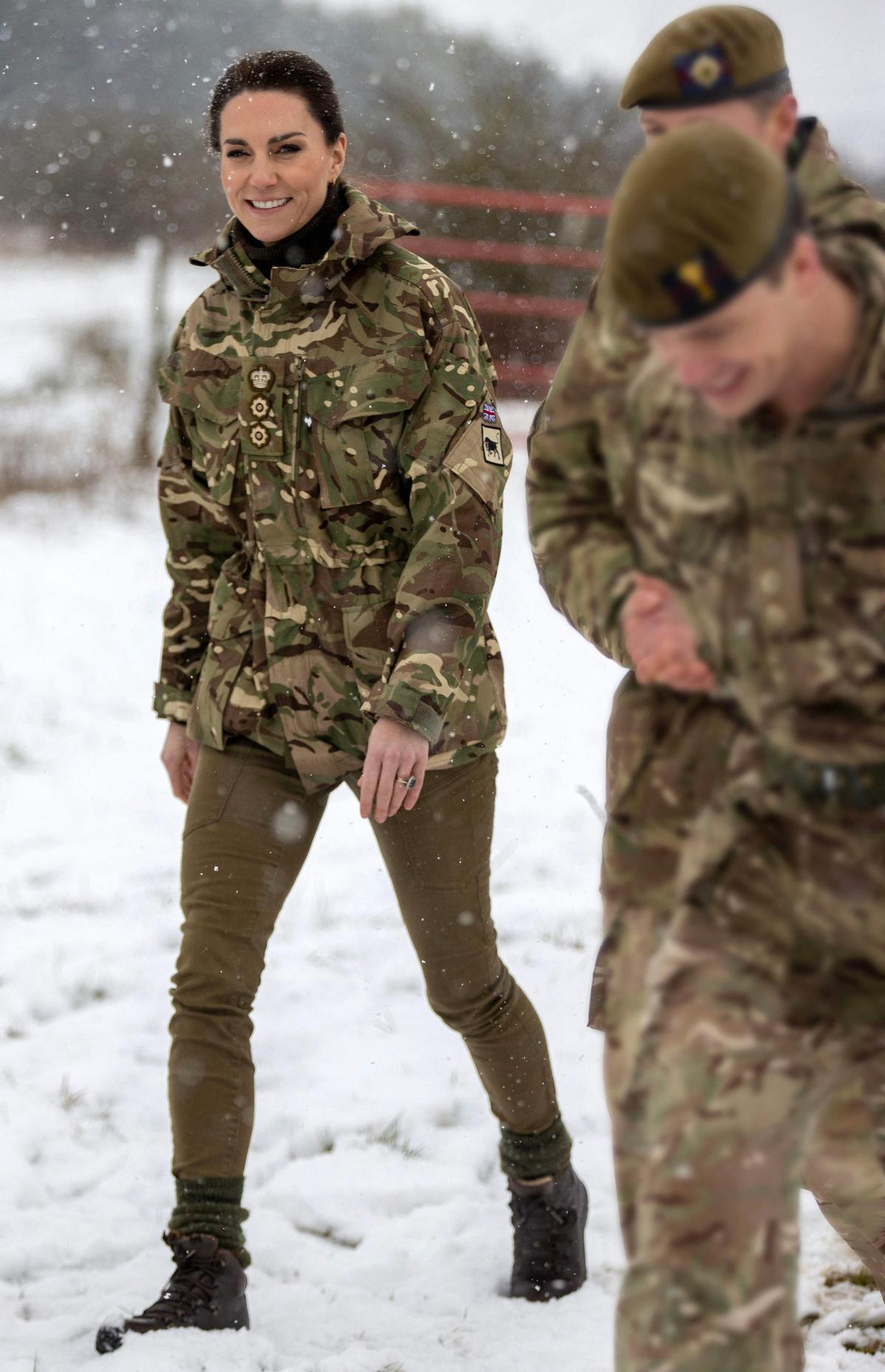 La Princesa de Gales, Catalina practica simulacros de soldados heridos durante su visita al 1er Batallón de Guardias Irlandeses en un ejercicio de entrenamiento cerca de Salisbury, sur de Inglaterra, el 8 de marzo de 2023