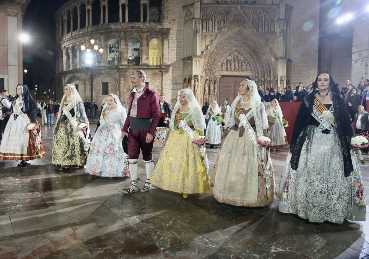 Ofrenda Fallas 2023 | Así ha sido la llegada de Paula Nieto a la plaza de la Virgen