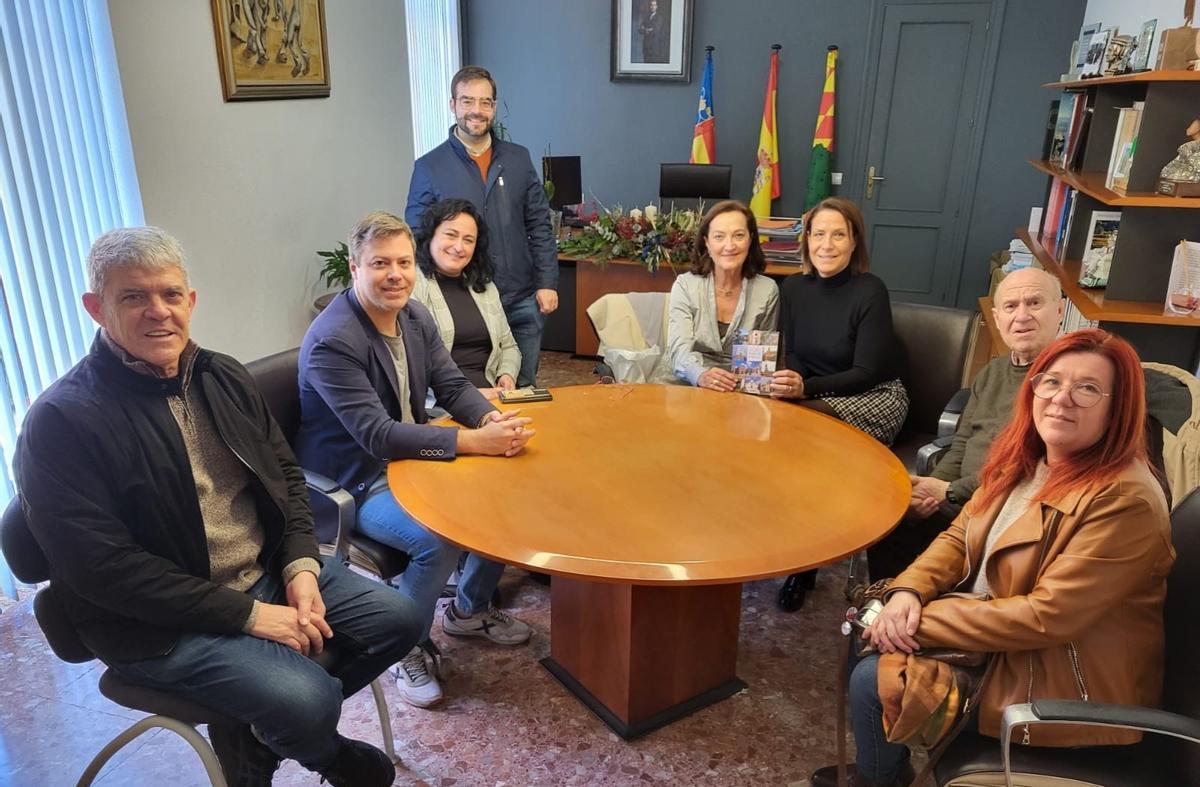 Ricci con miembros del comité de hermanamiento y autoridades locales.